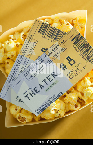Kinokarten und Popcorn Stockfoto