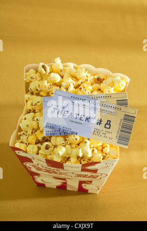 Kinokarten und Popcorn Stockfoto
