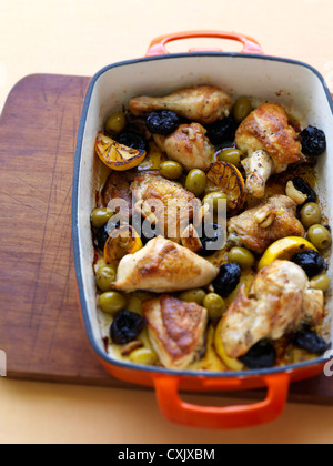 Huhn mit Pflaumen, Zitronen und Oliven überbacken Stockfoto