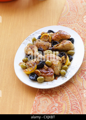 Huhn mit Pflaumen, Zitronen und Oliven überbacken Stockfoto