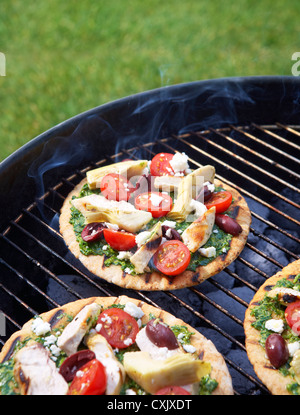 Hausgemacht, Grill Gourmet Pizzas auf Grill Stockfoto