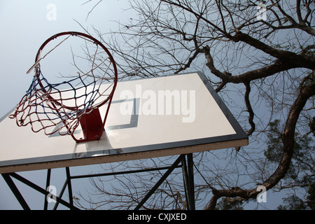 Es ist ein Foto von dem Basketballkorb in einem Spielplatz am Stadtrand in der Nähe von einem kleinen Park oder im Wald in Hong Kong. Es ist niemand da Stockfoto