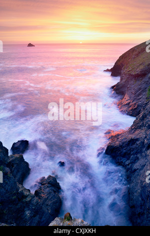 Meer und Klippen bei Sonnenuntergang, Bürzel Punkt, Cornwall, England Stockfoto