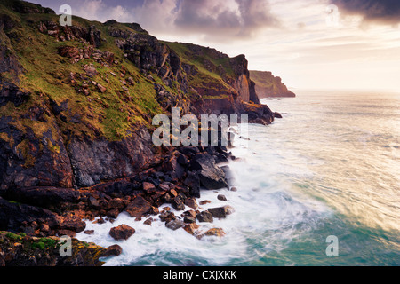 Wellen brechen unter rauen Meer Klippen, Bürzel Punkt, Cornwall, England Stockfoto