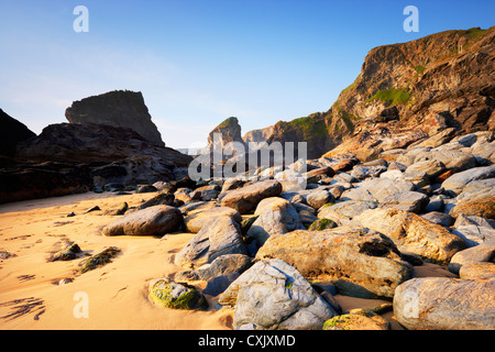 Felsen am Strand von Bedruthan Steps bei Ebbe, Cornwall, England Stockfoto