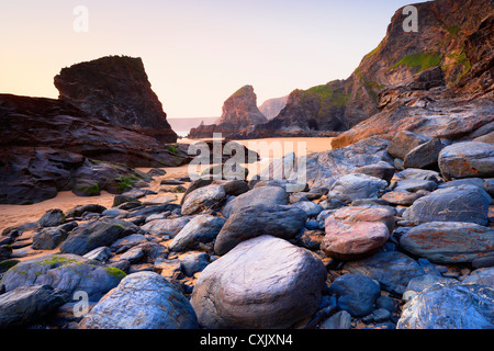 Felsen und Meer-Stacks bei Ebbe, Bedruthan Steps, Cornwall, England Stockfoto