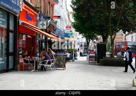 Parade der Cafés und Geschäfte am West End Lane in West Hampstead, London, UK Stockfoto