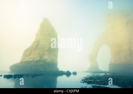 Naturale und Stapel "Meer" im Nebel, Etretat, Normandie, Frankreich Stockfoto