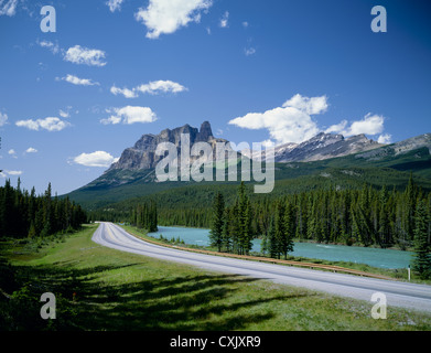 Trans Canada Highway und Schlossberg Stockfoto