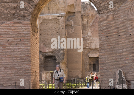 Touristen, die Ruinen der Caracalla Thermen, Rom, Italien Stockfoto