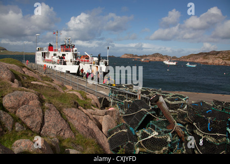 Isle of Mull, Schottland. Malerische Aussicht auf den Mull, Iona CalMac ferry "Loch Buie" am Fionnphort Steg festgemacht. Stockfoto