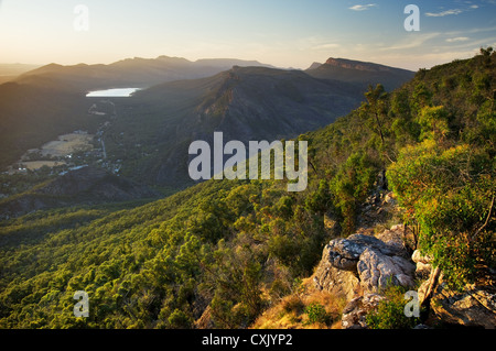 Blick über die Grampians und Halls Gap im Morgenlicht. Stockfoto