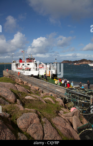 Isle of Mull, Schottland. Malerische Aussicht auf den Mull, Iona CalMac ferry "Loch Buie" am Fionnphort Steg festgemacht. Stockfoto