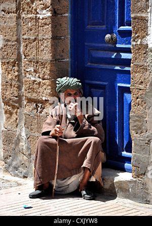 Ältere Mann tragen Djellaba und Turban sitzen in den Straßen der Medina, Essaouira, Marokko Stockfoto