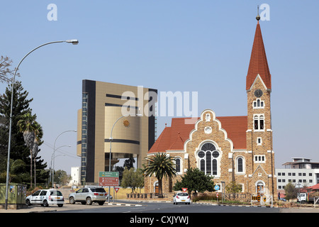 Christuskirche (oder Christuskirche) und die neugebaute nordkoreanische Independence Museum in Windhoek, Namibia Stockfoto