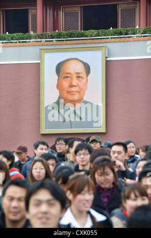 Scharen von Besuchern aus der verbotenen Stadt unter dem wachsamen Blick der Vorsitzende Mao Stockfoto