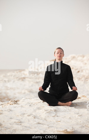 Frau praktizieren Yoga, Weiße Wüste, Farafra, New Valley Governorate, Ägypten Stockfoto