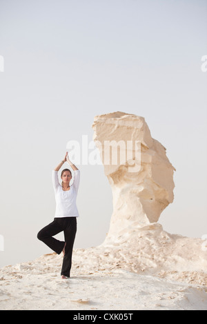 Frau praktizieren Yoga, Weiße Wüste, Farafra, New Valley Governorate, Ägypten Stockfoto