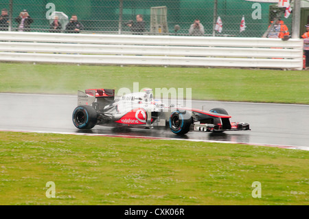 Jenson Button in seinem Lotus F1 Auto bei Nässe Stockfoto