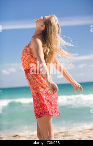 Frau am Strand die Brise Stockfoto