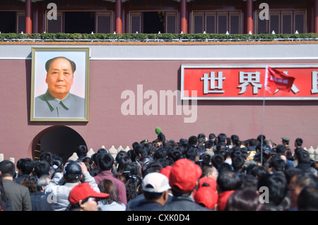 Massen von Touristen in die verbotene Stadt, Beijing, unter dem Blick des Vorsitzenden Mao Stockfoto