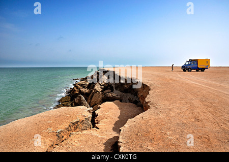 4 x 4 LKW parkte neben Dakhla Klippen. Dakhla, Westsahara, Marokko Stockfoto