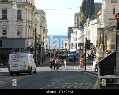 Queens Road Brighton Stadtzentrum mit Blick aufs Meer East Sussex UK Stockfoto