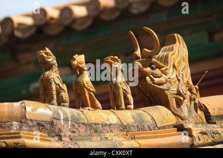 Reich verzierte keramische Figuren auf dem Dach der Verbotene Stadt, Beijing Stockfoto