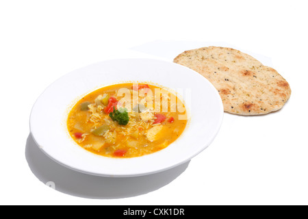 Lecker Hühnchen-Curry mit Naan-Brot auf der Seite Stockfoto