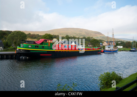 Boote auf dem kaledonischen Kanal oberhalb Neptunes Treppe Fort William Highland Schottland Stockfoto