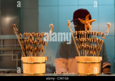 Scorpions auf sticks Snack an der Wangfujing Street, Beijing Stockfoto