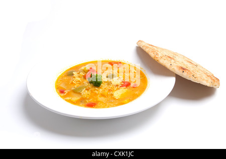 Lecker Hühnchen-Curry mit Naan-Brot auf der Seite Stockfoto