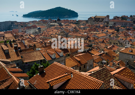 Blick über die roten Dächer der Altstadt von Dubrovnik, Kroatien mit Lokrum Insel im Hintergrund gefliest. Stockfoto