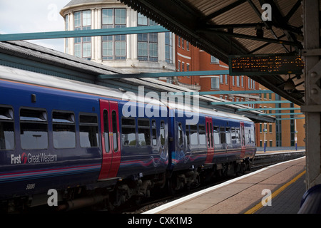 Erster Great Western-Zug am Bahnhof Reading in Reading, Berkshire, Großbritannien, im Juli Stockfoto