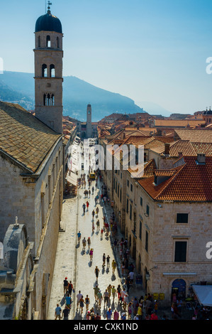 Blick nach unten der Stradun in Dubrovnik, Kroatien. Die Stradu ist die Hauptverkehrsstraße im alten Teil der Stadt. Stockfoto