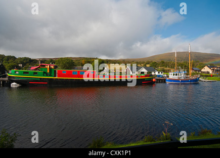 Bunte Hausboot festgemacht an der Caledonian Canal in der Nähe von Neptunes Treppe Fort William Highland-Schottland Stockfoto