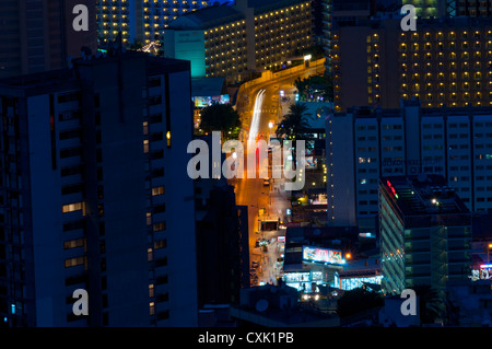 Eine Nacht Zeit Stadtbild zeigt die Hochhäuser in Benidorm Stockfoto