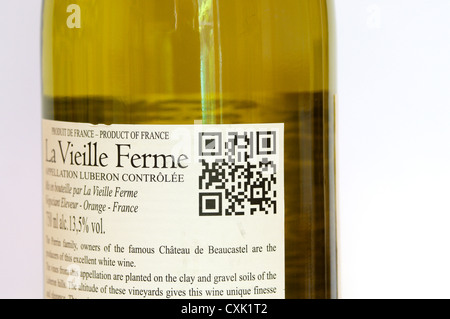Ein QR-Code auf dem Etikett einer Flasche La Vieille Ferme Appelation Luberon Controlee weißen Wein. Stockfoto