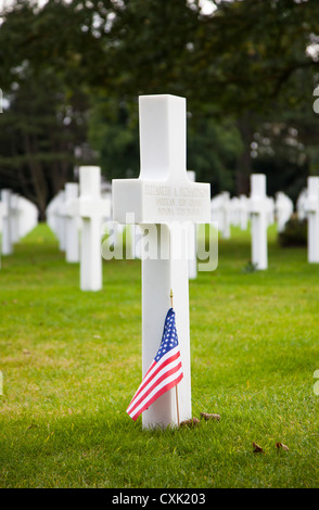 Grabstein mit amerikanischen Flagge auf dem Normandie amerikanische Friedhof in Colleville-Sur-Mer, Normandie, Frankreich Stockfoto