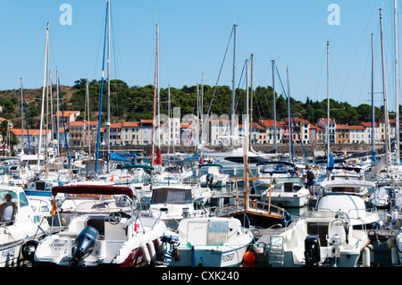 Boote im Hafen der kleinen französischen Stadt Port Vendres nahe der Grenze zu Spanien überfüllt. Stockfoto