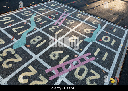 Leeren Spielplatz mit Schlangen und Leitern Spiel auf dem Spielplatz, England, Großbritannien Stockfoto