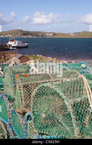 Isle of Mull, Schottland. Malerische Aussicht auf den Mull, Iona CalMac ferry "Loch Buie" am Fionnphort Steg festgemacht. Stockfoto