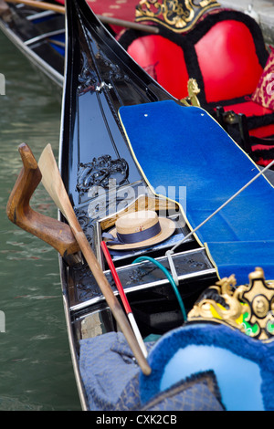 Strohhut und Ruder ruht auf einer Gondel in Venedig, Italien Stockfoto