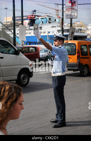 Eine griechische Verkehrspolizist in Athen in der Nähe des Hafens von Piräus Stockfoto