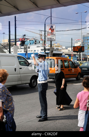 Eine griechische Verkehrspolizist in Athen in der Nähe des Hafens von Piräus Stockfoto