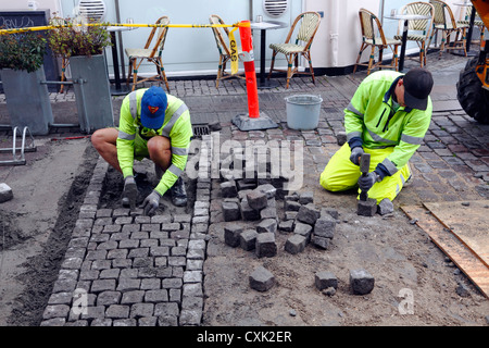 Fertiger Steinen zu halbieren und ebnet am Kongens Nytorv im Zentrum von Kopenhagen, Dänemark. Stockfoto