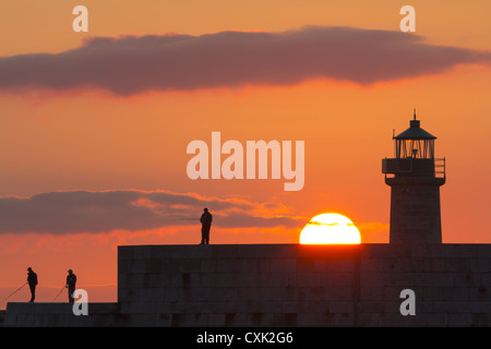 Angeln an der West Pier Leuchtturm, Dun Laoghaire Hafen, County Dublin, Ireland Stockfoto