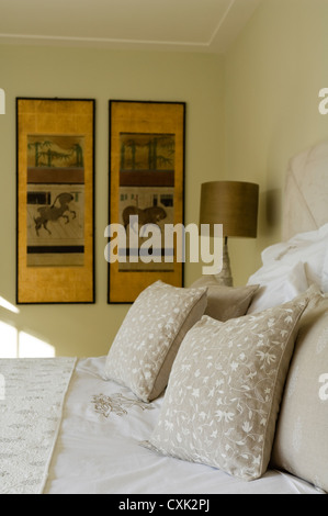 Farbe Tag innen Schlafzimmer Kissen Bett decken Lampe Bett differenzielle Fokus Fokus auf Vordergrund Kunstwerk Textilgewebes floral Stockfoto