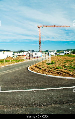 Baugebiet mit Kran un d neue Häuser Stockfoto