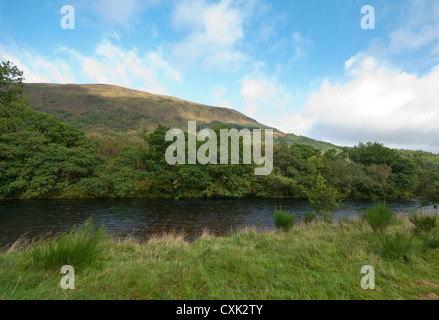 Der River Orchy In Glen Orchy Catnish Argyll und Bute Schottland In den schottischen Highlands mit Bergen im Hintergrund Stockfoto